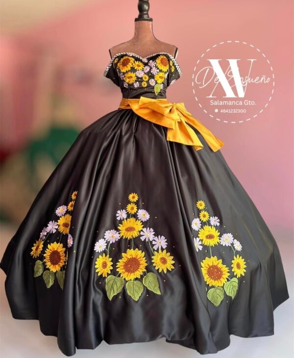 Vestido negro bordado con girasoles