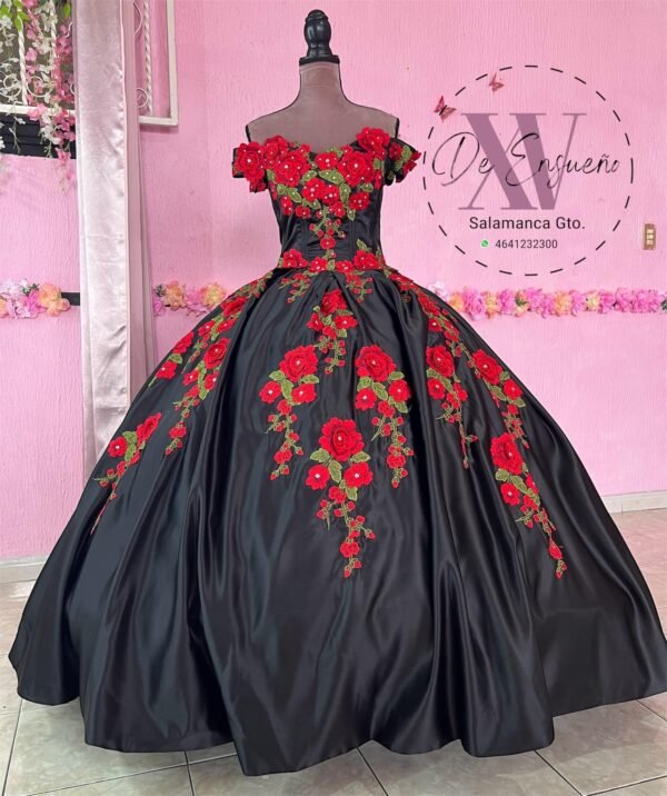 Vestido negro bordado con rosas